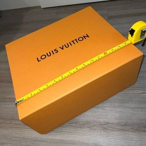 X large Louis Vuitton purse magnetic box